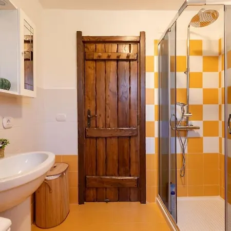 Elicriso Le Bombarde, 빌라