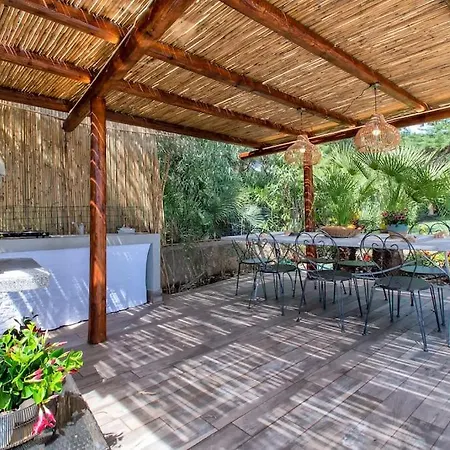 Elicriso Le Bombarde, Villa